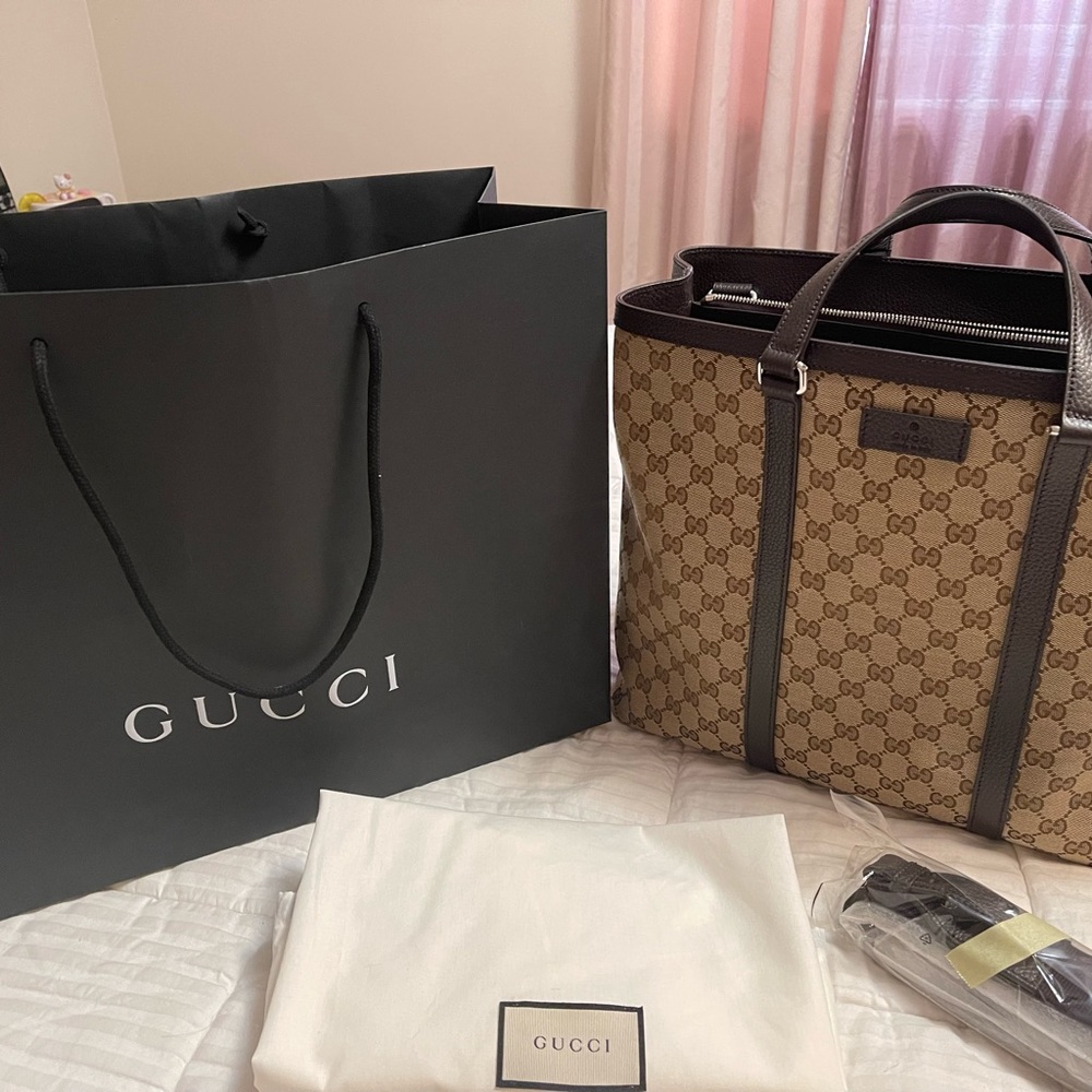 Gucci tote.